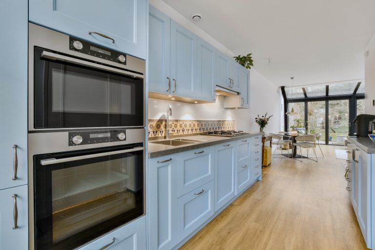 A stylish transitional kitchen